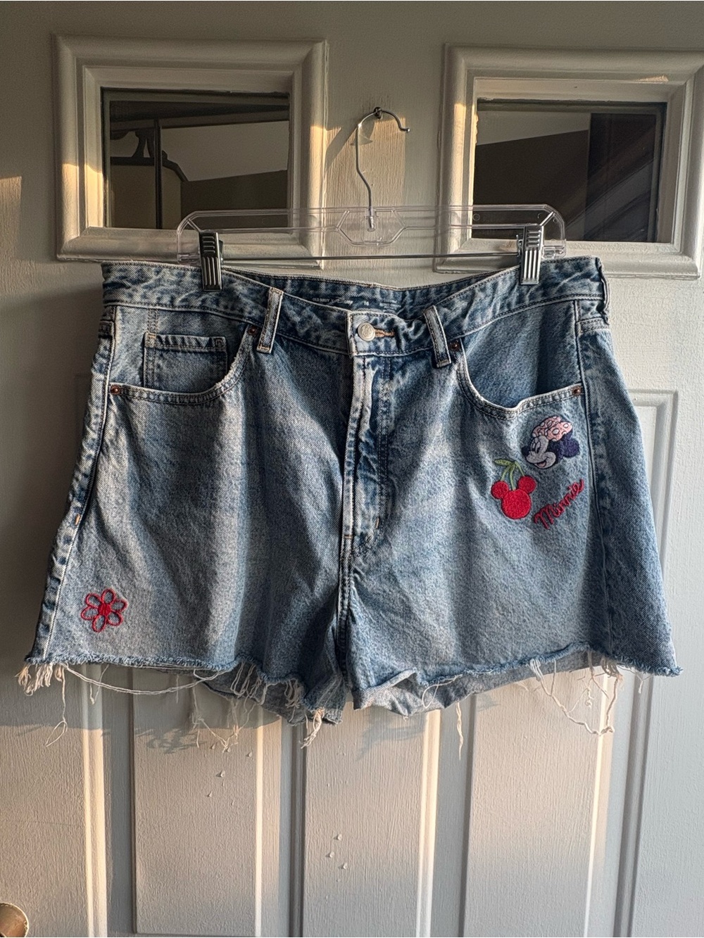 Old Navy x Disney Minnie Mouse Embroidered High Rise Cutoff Denim Shorts 16
